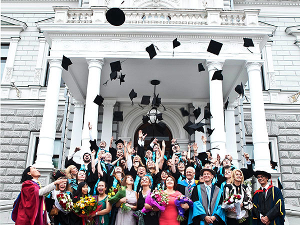 Выпускникам международных программ MBA Kingston/РАНХиГС вручили дипломы в резиденции Посла Великобритании